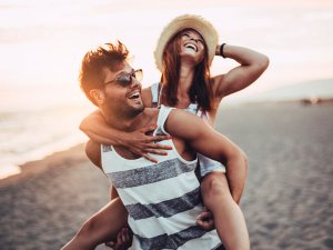 最实用的爱爱姿势！新婚夫妻必须的房事技巧(夫妻间高质量的性生活)
