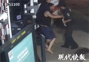 ​醉酒男子动手阻碍急救车辆，拘！