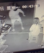 ​男子凌晨回家，被坐门口披头散发的妻子吓得魂飞魄散