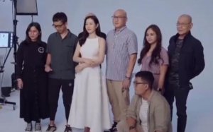 ​孙艺珍肚子凸起明显，还用手护住肚中宝宝