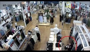 ​被抓了！女白领按订单盗窃衣物近 200 件，价值超过 3 万元