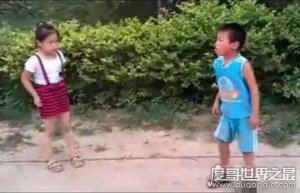 ​史上最牛小孩打架视频，男孩遭女孩暴虐(父母就在旁看着)