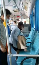 ​南京公交女司机“公主抱”照顾晕倒女孩，网友：真棒