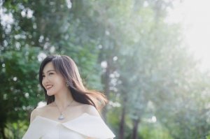 ​唐嫣白色露肩长裙大片曝光 夏日绿茵中长发翩然温柔缱绻