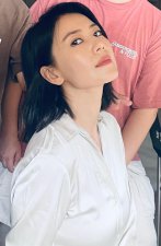 ​高圆圆工作室晒工作生图 白衣淡妆侧颜精致状态好