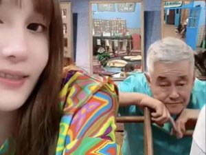 ​赵本山现身女儿直播间，又瘦又苍老，面对镜头手足无措