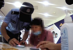 ​解气！为了拆散这对“情侣”，他狂飙英语怒怼