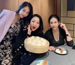 ​邱淑贞罕见现身为好友庆生 54岁皮肤紧致美貌依旧