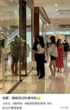 ​潘玮柏忙工作不忘陪老婆，带买衣服还贴心帮拎东西