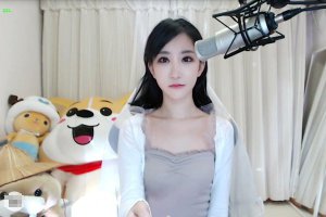 ​斗鱼郭mini换衣服事件 再也不能靠胸吃饭了