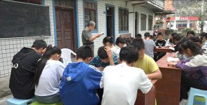 ​退休教授去贵州避暑，没想到变成了“坝坝老师”！