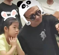 ​汪峰女儿醒醒近照曝光，眉眼和妈妈章子怡太像