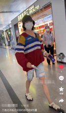 ​万茜现身机场被拍，穿着不修边幅接地气