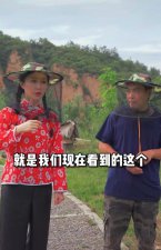​舒畅现身乡村田野捞金，扎麻花辫脚踩泥地接地气