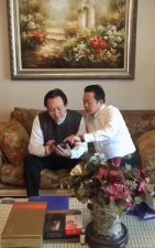 ​唐国强在家中会友，戴老花镜打扮绅士，桌上摆保健品