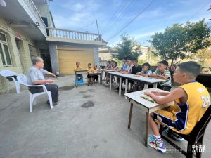 ​“爷爷明年又来！”被全网点赞的“坝坝老师”今天暂时结课了