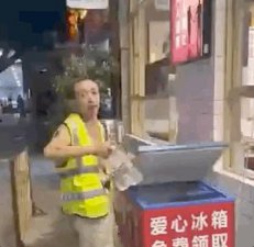 ​店主街头设免费冰柜，里面的水却越取越多……