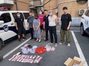 ​凌晨，30 名男女躲在山林里干这事……