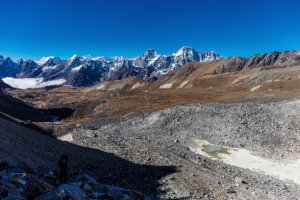 ​世界上最高大的高原青藏高原，总面积近300万平方公里平均海拔4500米