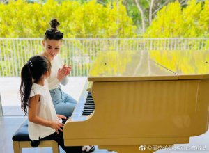 ​周杰伦晒昆凌陪女儿练琴：我以前练琴也是这样