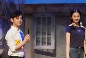 ​黄磊女儿多多与何炅演话剧，表演灵动气质神似母亲孙莉