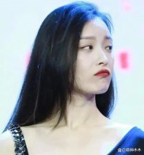 ​女明星被助理伺候换鞋时的反应：倪妮翻白眼，周冬雨悠哉喝饮料