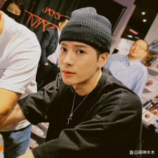 ​王嘉尔回应塌房喊话：忙着追求艺术，没时间做别的事情