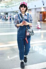 ​格子衬衫搭配（格子衬衫搭配背带牛仔裤减龄时髦）