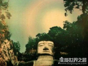 ​揭秘乐山大佛闭眼真相，所谓的佛像流泪原来是酸雨所致