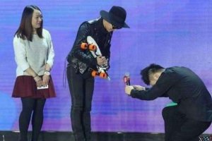 ​杜海涛被怼出什么事了 给韩国人跪下事件怎么回事