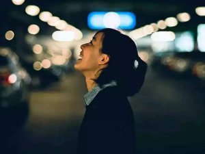 ​我不会再去爱上谁也不会再为谁流泪是什么歌，我不会再爱上谁歌曲介绍