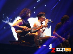 ​我们一起看月亮爬上来是什么歌，看月亮爬上来歌曲介绍