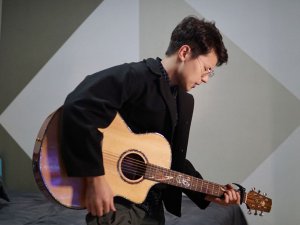 ​向着风拥抱彩虹勇敢的向前走是什么歌，歌曲歌手歌名介绍