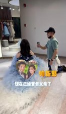 ​严屹宽带妻女试穿婚纱，双腿跪地拍照好慈祥，4 岁肉肉可爱优雅公主范十足
