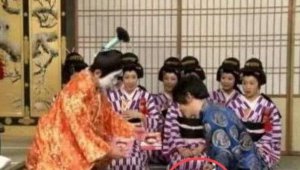 ​刘谦事件怎么回事 为什么给日本人跪着磕头(带原视频)