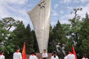 ​中国少年英雄纪念碑坐落在哪里(玉渊潭公园中心岛景区)