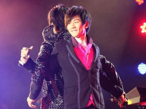 ​我们背对背拥抱是什么歌，背对背拥抱歌曲介绍