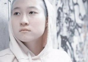 ​领救济粮的星二代，她是第一个吧？