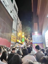 ​梨泰院踩踏留学生亲历：手机不断警报，见地上躺着一排一排的人，“不知道是死