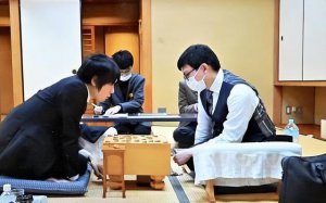 ​日本棋手未戴口罩被判负！裁判不听辩解，引发网友热议，实属罕见