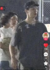​尹昉被拍带孩子遛弯，穿着朴素抱娃姿势熟练，事业上升期结婚