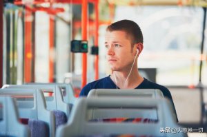 ​伤心的人别听慢歌歌词（为什么说伤心的人别听慢歌）
