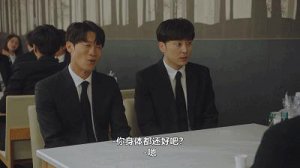 ​为争角色，在别人葬礼打架？
