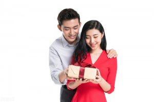 ​如何制造生日惊喜，姐姐过生日送什么礼物比较好