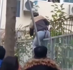 ​男子为爱翻墙被保安狂追？学校回应：骑车三天三夜是假消息，他现在在派出所