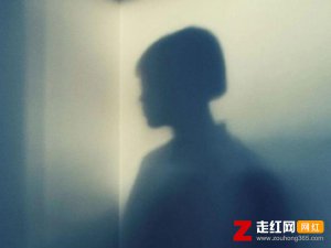 ​你在怀疑你在叹息你在拒绝我靠近是什么歌，万拒歌曲介绍