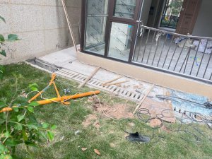 ​长沙一小区封窗工人从 8 楼坠亡，事发楼栋同行称可能未按要求系好安全带