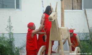 ​专为惩罚女性所做的木马刑具，直接插入女性下体进行处刑