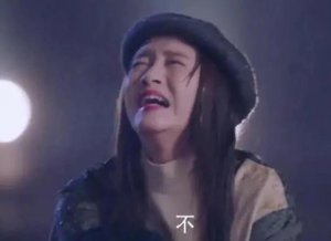 ​这么多年了，她还是没穿对衣服……