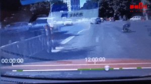 ​老人开电动轮椅车流中“乱飙”，小轿车吓坏：不敢惹！
